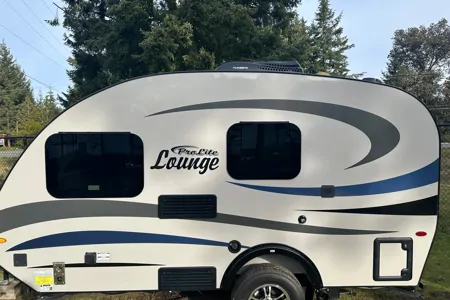 GM's Roulettes Prolite Lounge Travel Trailer