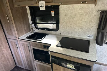 GM's Roulettes Prolite Lounge Travel Trailer
