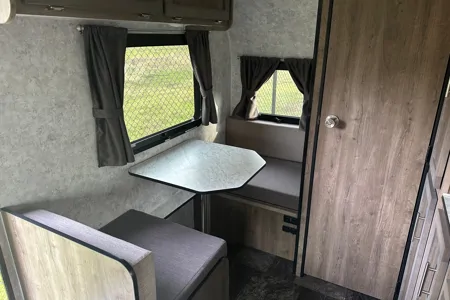 GM's Roulettes Prolite Lounge Travel Trailer