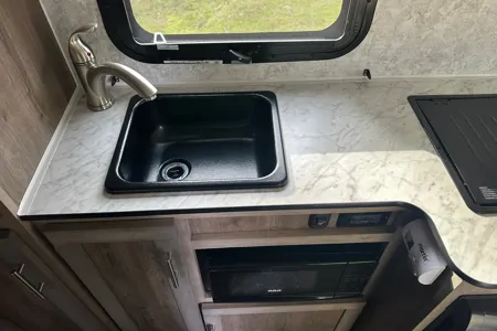 GM's Roulettes Prolite Lounge Travel Trailer