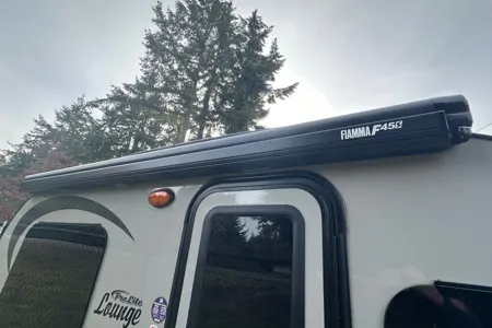 GM's Roulettes Prolite Lounge Travel Trailer