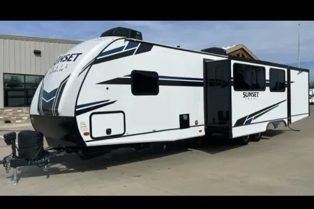 De La Torre Family Crossroads SS272BH Travel Trailer