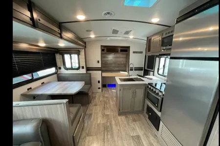 De La Torre Family Crossroads SS272BH Travel Trailer