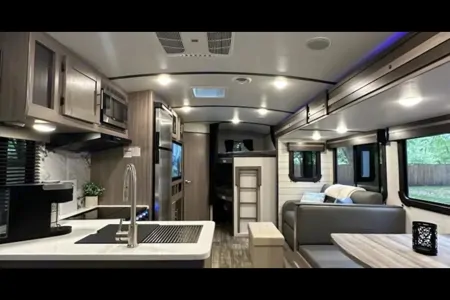 De La Torre Family Crossroads SS272BH Travel Trailer