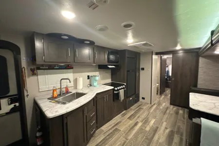 Abby’s 33ft 2020 Travel Trailer * Delivery Only*