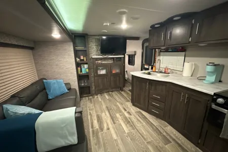 Abby’s 33ft 2020 Travel Trailer * Delivery Only*