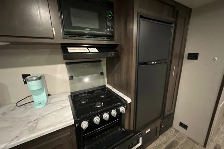 Abby’s 33ft 2020 Travel Trailer * Delivery Only*