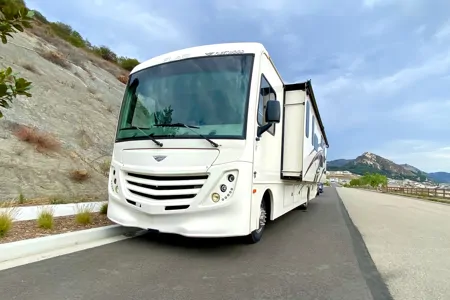 🍦 Creamy Flair 🍦 2021 Modern & Reliable Luxury RV – Family-Friendly, Sleeps 10