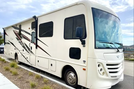 🍦 Creamy Flair 🍦 2021 Modern & Reliable Luxury RV – Family-Friendly, Sleeps 10