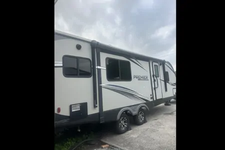 Cozy, comfortable, Friendly keystone Ultra lite Travel Trailer