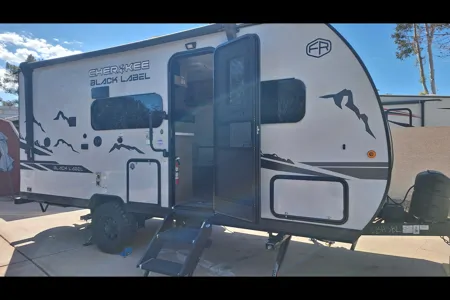 Blacky 2025 Cherokee Black Label with Solar