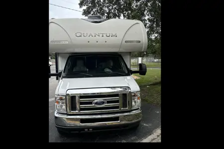 Mac’s Thor Motor Coach Quantum 31ws Class C