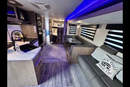 GLAMP with us! 2023 Alpha Wolf - sleeps 10, FULLY STOCKED!