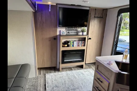 GLAMP with us! 2023 Alpha Wolf - sleeps 10, FULLY STOCKED!