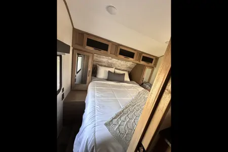 GLAMP with us! 2023 Alpha Wolf - sleeps 10, FULLY STOCKED!