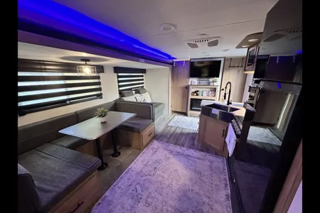 GLAMP with us! 2023 Alpha Wolf - sleeps 10, FULLY STOCKED!