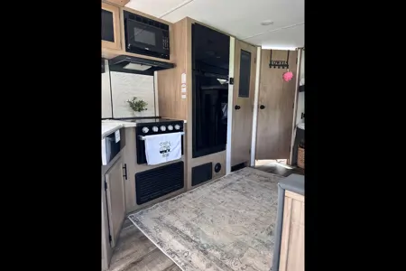 GLAMP with us! 2023 Alpha Wolf - sleeps 10, FULLY STOCKED!