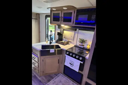 GLAMP with us! 2023 Alpha Wolf - sleeps 10, FULLY STOCKED!