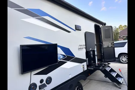 GLAMP with us! 2023 Alpha Wolf - sleeps 10, FULLY STOCKED!