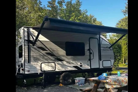 Émilie's East to West Della Terra 170 Travel Trailer