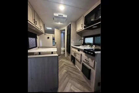 Émilie's East to West Della Terra 170 Travel Trailer