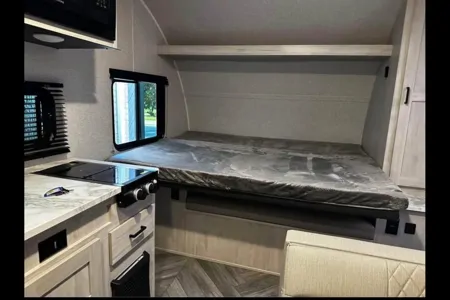 Émilie's East to West Della Terra 170 Travel Trailer