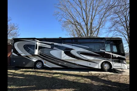 Cousin Eddie’s Tiffin Motorhomes BHQ40 Class A
