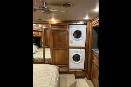 Cousin Eddie’s Tiffin Motorhomes BHQ40 Class A