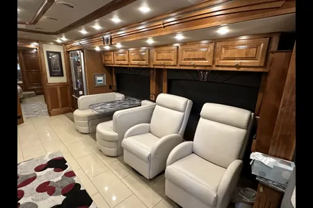 Cousin Eddie’s Tiffin Motorhomes BHQ40 Class A