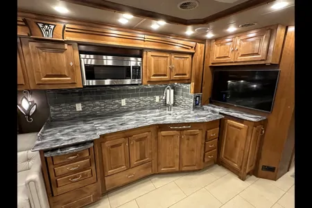 Cousin Eddie’s Tiffin Motorhomes BHQ40 Class A