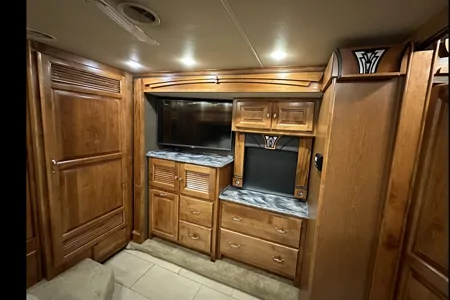 Cousin Eddie’s Tiffin Motorhomes BHQ40 Class A