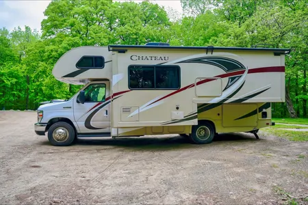 Fireside RV's Thor Motor Coach Chateau 24F - LMI1850 *