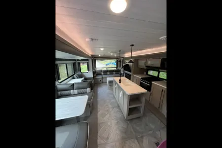 Spacious Family RV – 33 ft
