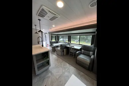 Spacious Family RV – 33 ft