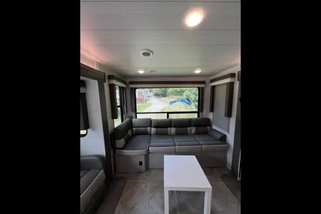 Spacious Family RV – 33 ft