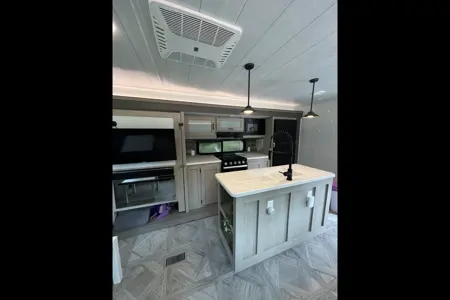 Spacious Family RV – 33 ft