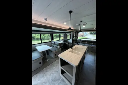 Spacious Family RV – 33 ft