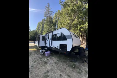 Spacious Family RV – 33 ft