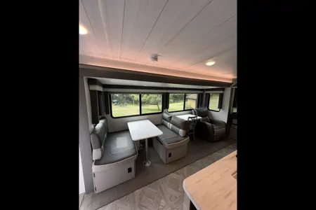 Spacious Family RV – 33 ft