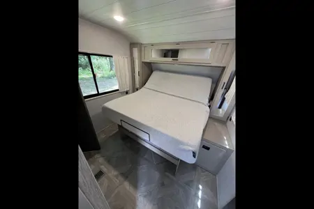Spacious Family RV – 33 ft