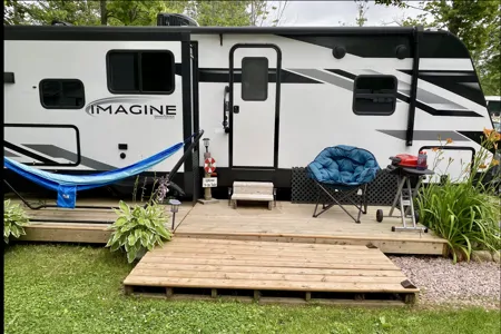 Luxury Couples Retreat with Office/Desk – 2022 Grand Design Imagine