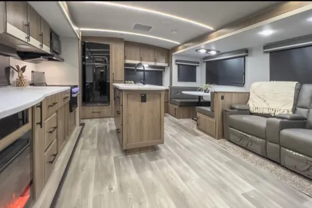 Luxury Couples Retreat with Office/Desk – 2022 Grand Design Imagine