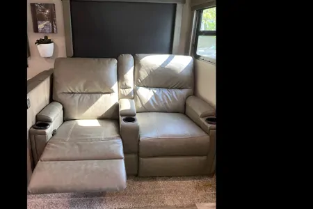 Luxury Couples Retreat with Office/Desk – 2022 Grand Design Imagine