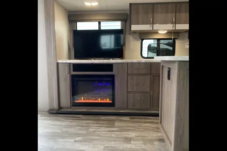 Luxury Couples Retreat with Office/Desk – 2022 Grand Design Imagine