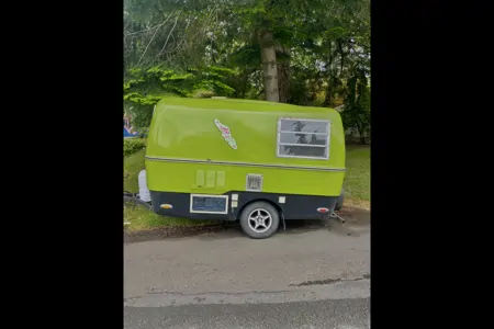 🌲 Vintage Green Trailer for Rent – Cozy, Cute & Camping-Ready! 🌲
