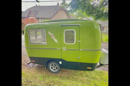 🌲 Vintage Green Trailer for Rent – Cozy, Cute & Camping-Ready! 🌲