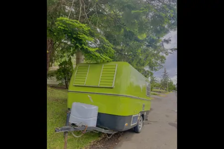 🌲 Vintage Green Trailer for Rent – Cozy, Cute & Camping-Ready! 🌲