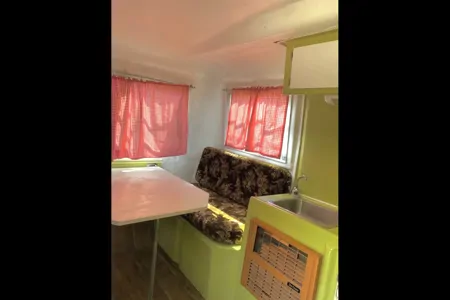🌲 Vintage Green Trailer for Rent – Cozy, Cute & Camping-Ready! 🌲