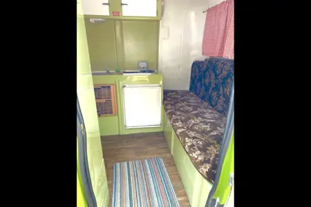 🌲 Vintage Green Trailer for Rent – Cozy, Cute & Camping-Ready! 🌲
