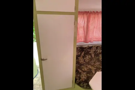 🌲 Vintage Green Trailer for Rent – Cozy, Cute & Camping-Ready! 🌲